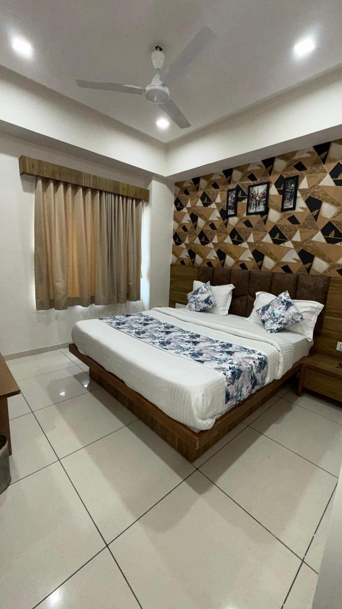 Hotelsuncity Inn Вадодара Екстер'єр фото
