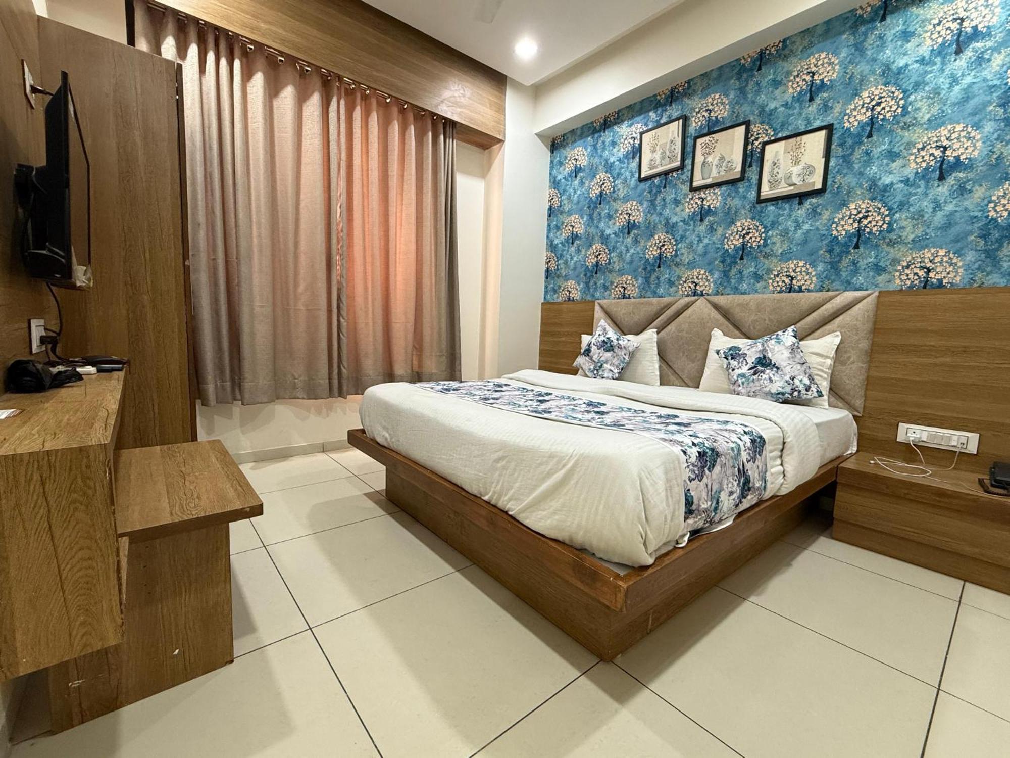 Hotelsuncity Inn Вадодара Екстер'єр фото