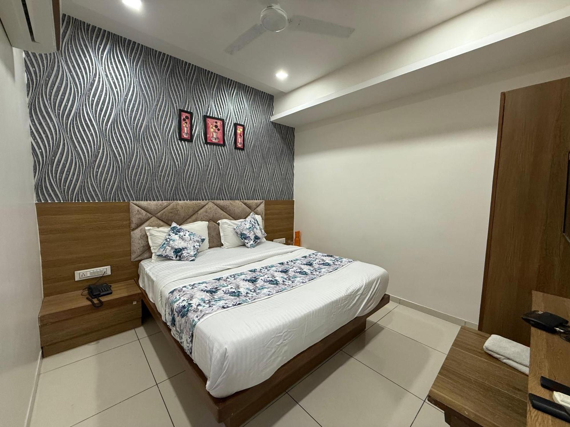 Hotelsuncity Inn Вадодара Екстер'єр фото