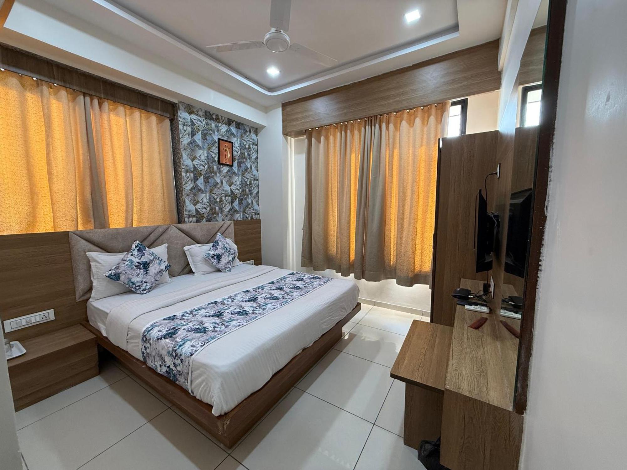Hotelsuncity Inn Вадодара Екстер'єр фото