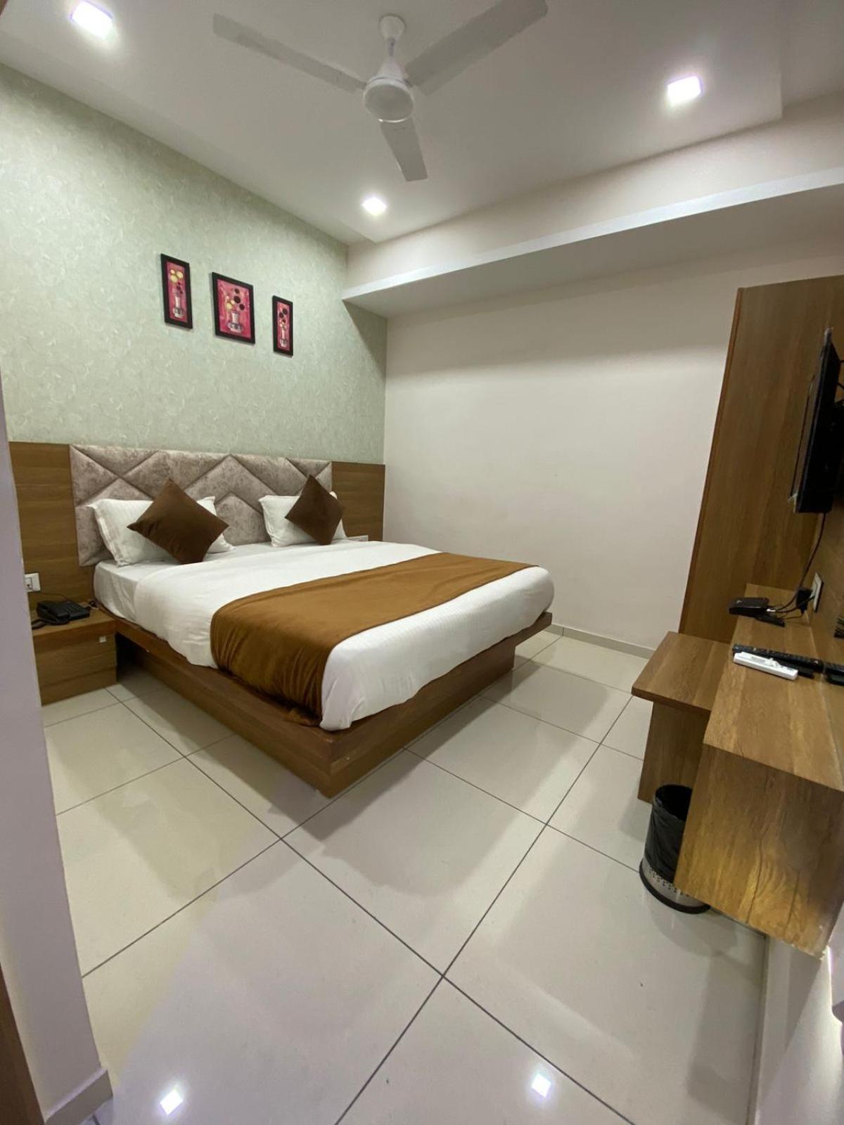 Hotelsuncity Inn Вадодара Екстер'єр фото